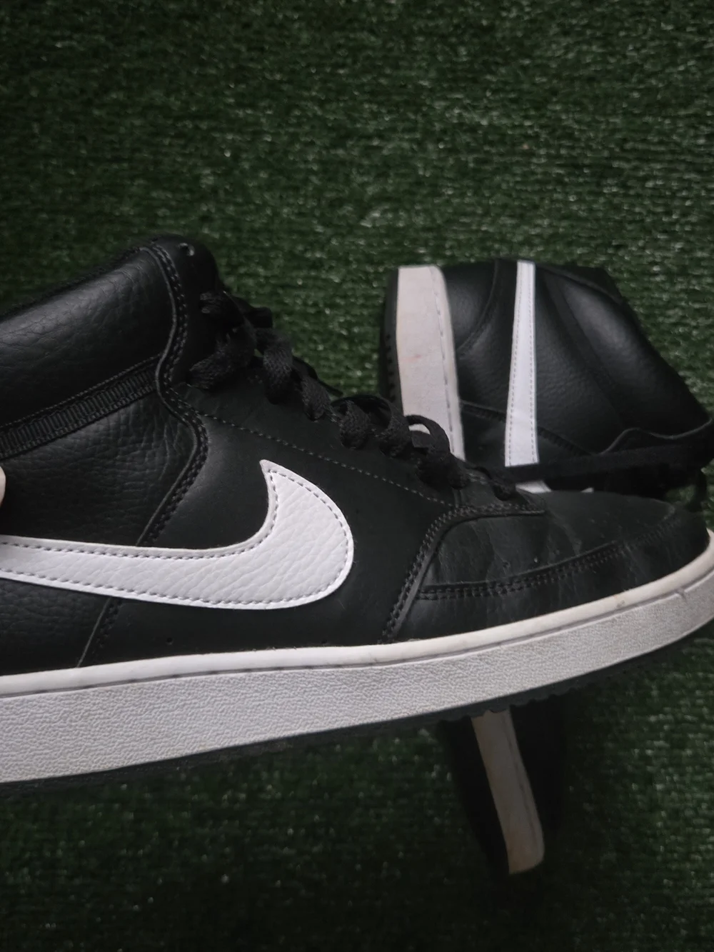 JORDAN 1 Men’s Black & White High-Top Sneakers